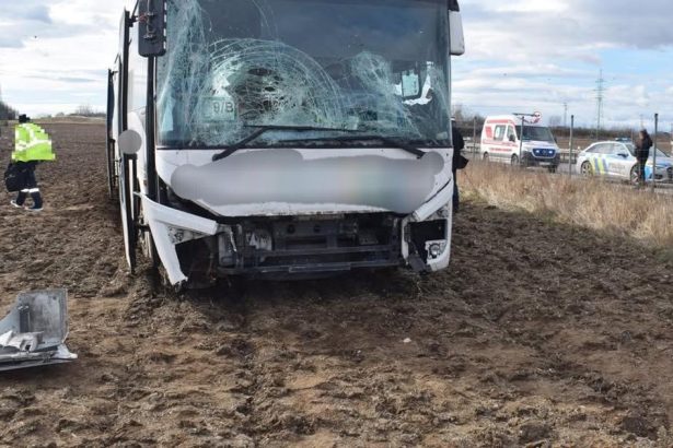 Na R1 sa stala nehoda autobusu Hlasia troch zranenych