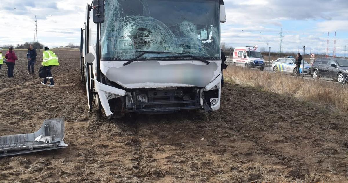 Na R1 sa stala nehoda autobusu Hlasia troch zranenych