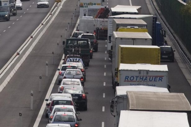 Na ceskej D2 smerom na Brno sa prevrtil nakladny automobil