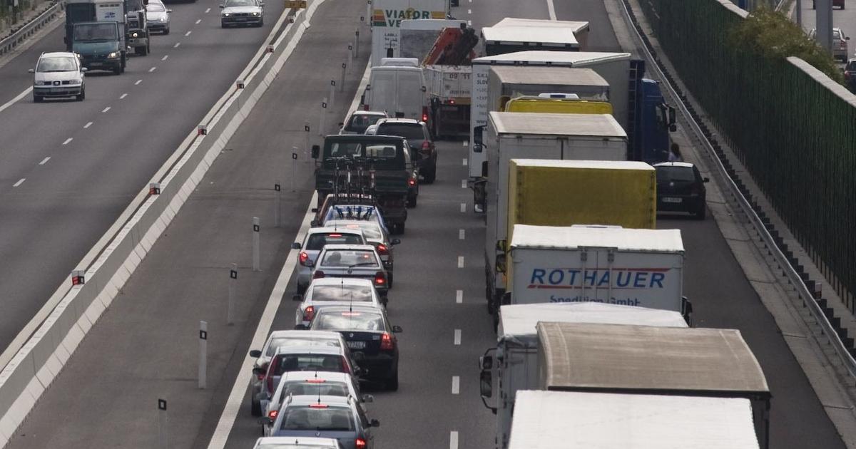 Na ceskej D2 smerom na Brno sa prevrtil nakladny automobil