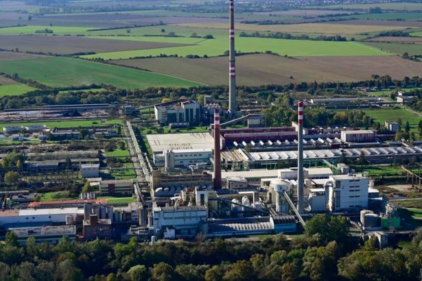 Na odkalisku pri Niznom Hrabovci zaznamenali unik latok hasici posilnuju hradz