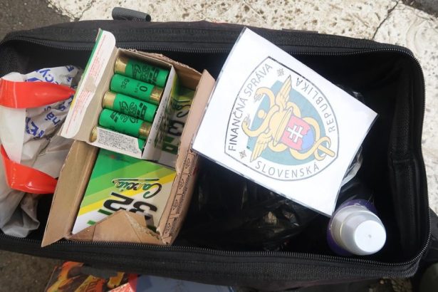 Na vychodnej hranici objavili nelegalne strelivo