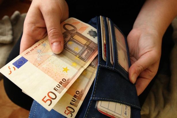 Nominalne mzdy lani vzrastli vo vsetkych sledovanych sektoroch