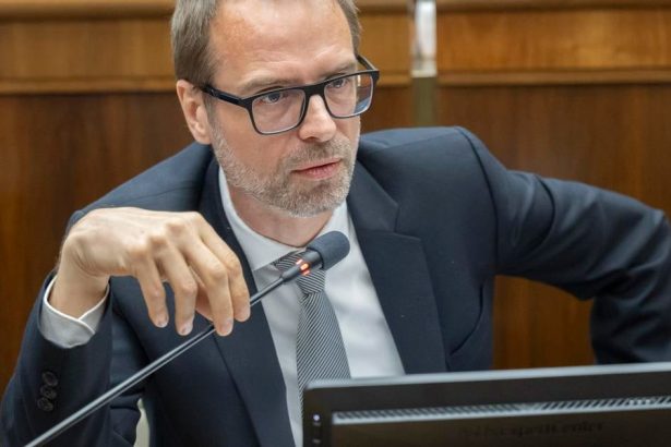 Opozicia kritizuje plan Kotlara vystupit na stredajsom rokovani vlady