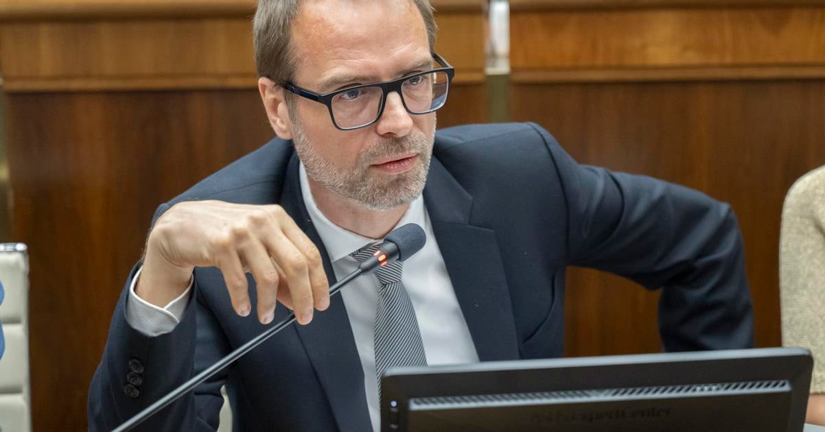 Opozicia kritizuje plan Kotlara vystupit na stredajsom rokovani vlady