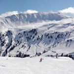 Po silnom snezeni pretrvava v Alpach riziko lavin