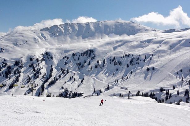 Po silnom snezeni pretrvava v Alpach riziko lavin