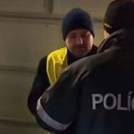 Policia zadrzala Orosza kvoli napisu Nespochybnuje Benesove dekrety tvrdia demonstranti