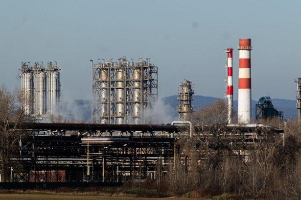 Preco sa Fico tak zaujima o rusku ropu Aj tak tankujeme najdrahse v regione