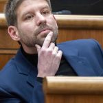 Premier by mal uvies i sa stretol s J Epsteinom a S Bannonom
