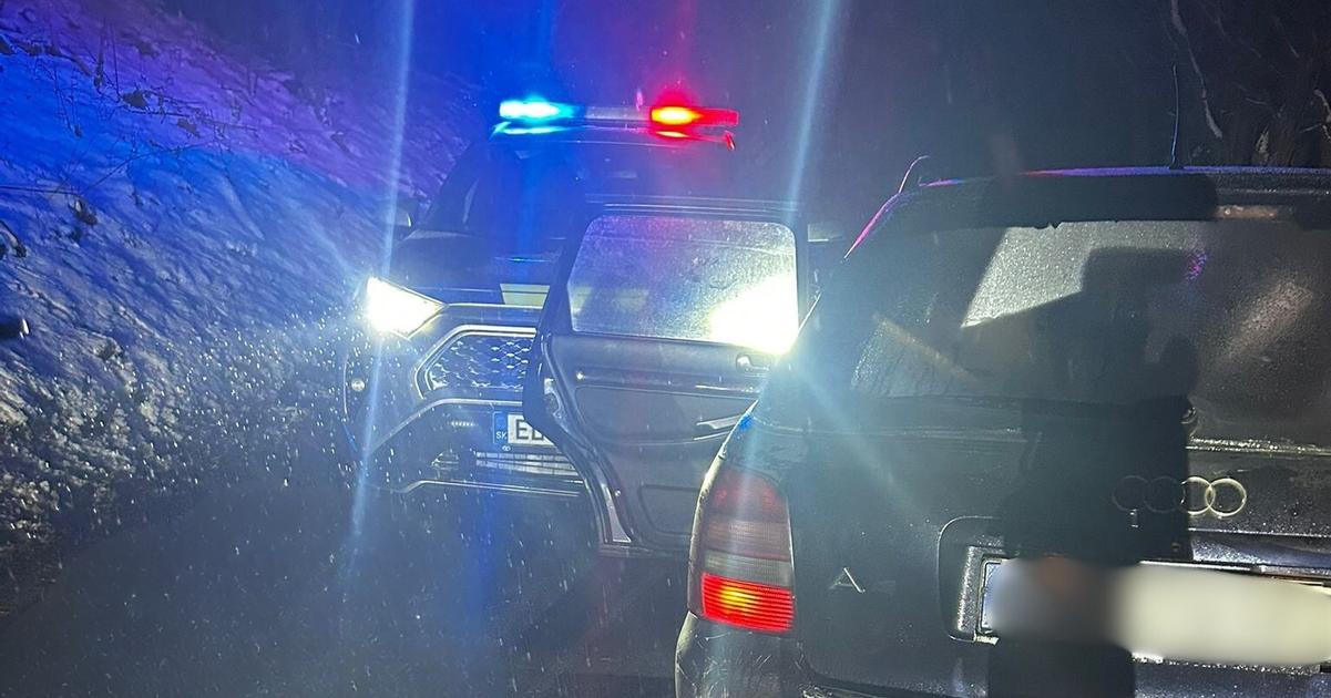 Rodic pod vplyvom drog so zakazom soferovania narazil do auta policajnej hliadky