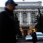 Ruska centralna banka znizila klucovu urokovu sadzbu na 155 percenta