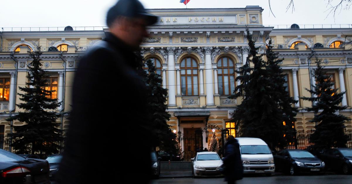 Ruska centralna banka znizila klucovu urokovu sadzbu na 155 percenta