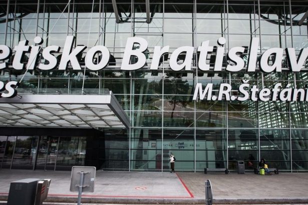 Ryanair nainstaloval na bratislavskom letisku samoobsluzne kiosky