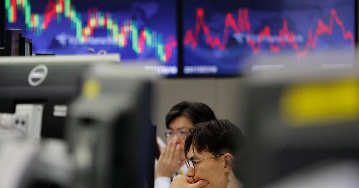 Trhy pokracuju v poklese kvoli obavam o technologie a umelu inteligenciu