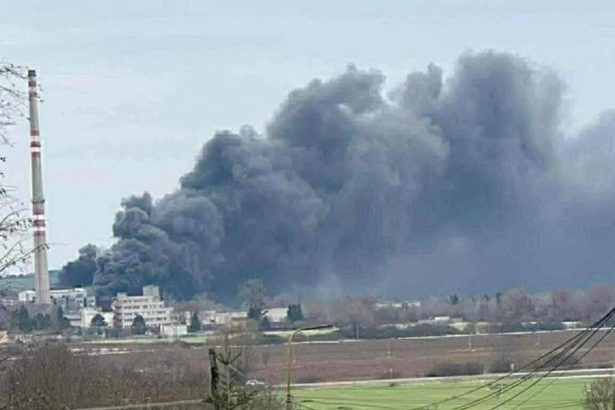 V areali byvaleho zavodu Bukoza v Hencovciach horel poziar