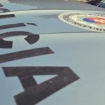 Vodic narazil do stlpa nasledne do dalsieho auta a skoncil v kanali nafulal 26 promile