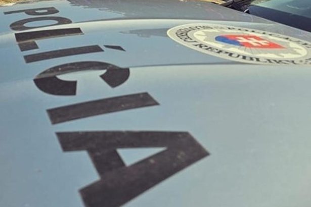 Vodic narazil do stlpa nasledne do dalsieho auta a skoncil v kanali nafulal 26 promile