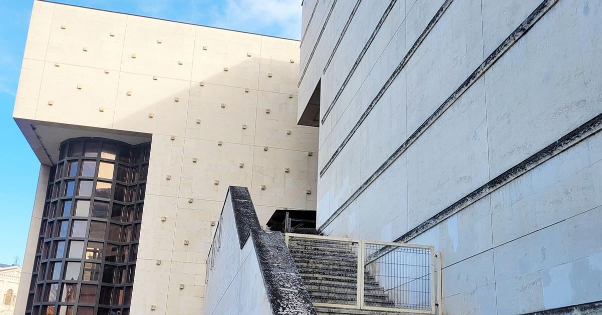 Z divadla uz roky pada obklad terasy su uzavrete zupa caka na schvalenie penazi firmu vybrali uz vlani