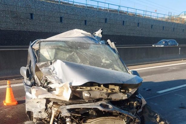 Zdemolovane aut pokodena protihlukova stena Vodic osobneho aut bol v case narazu mimo vozidla