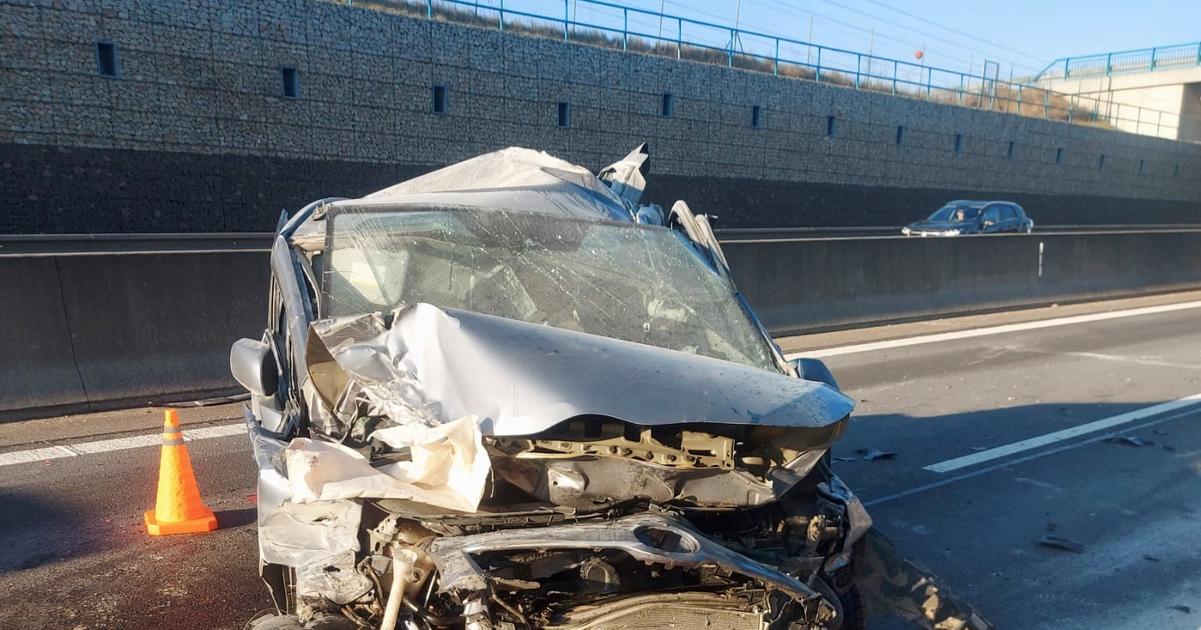 Zdemolovane aut pokodena protihlukova stena Vodic osobneho aut bol v case narazu mimo vozidla