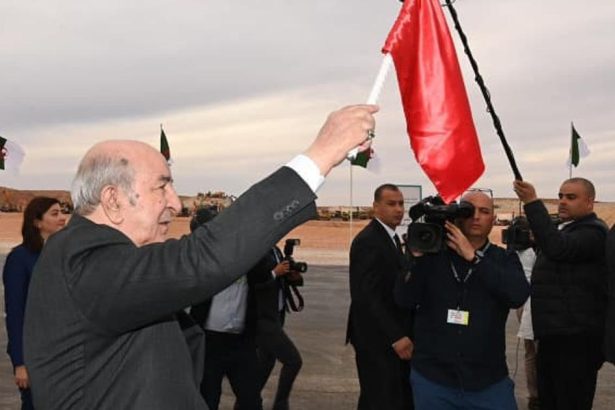 Zeleznicna tepna cez Saharu Alzirsko spusta projekt ktory ma transformovat jeho ekonomiku