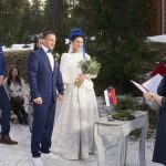 jedna v style addamsovcov druha pred kamerami dalsia so slzami originalne svadby su hiton