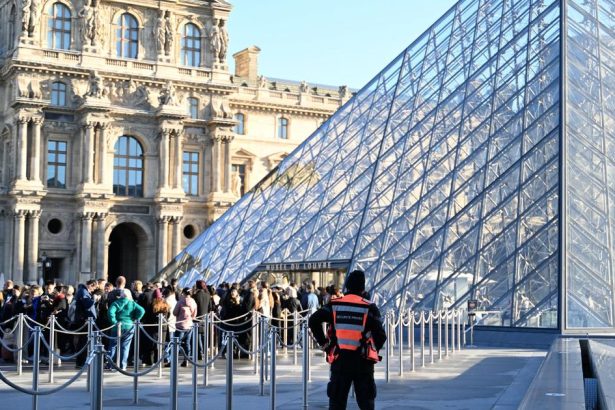 k lamanis v louvri viedli podla poslancov systemove zlyhania