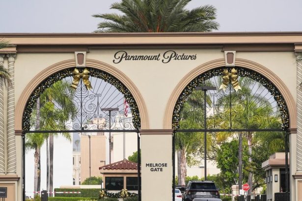 spolocnost warner bros uzavrela zmluvu o prevzati so skupinou paramount