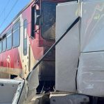 v novych zamkoch doslo k zrazke vlaku s nakladnym autom vodic kamionu zomrel ses ludi utrpelo zranenia