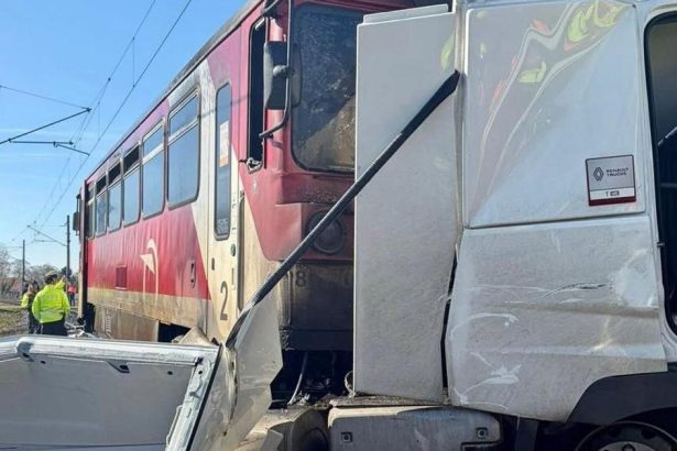 v novych zamkoch doslo k zrazke vlaku s nakladnym autom vodic kamionu zomrel ses ludi utrpelo zranenia