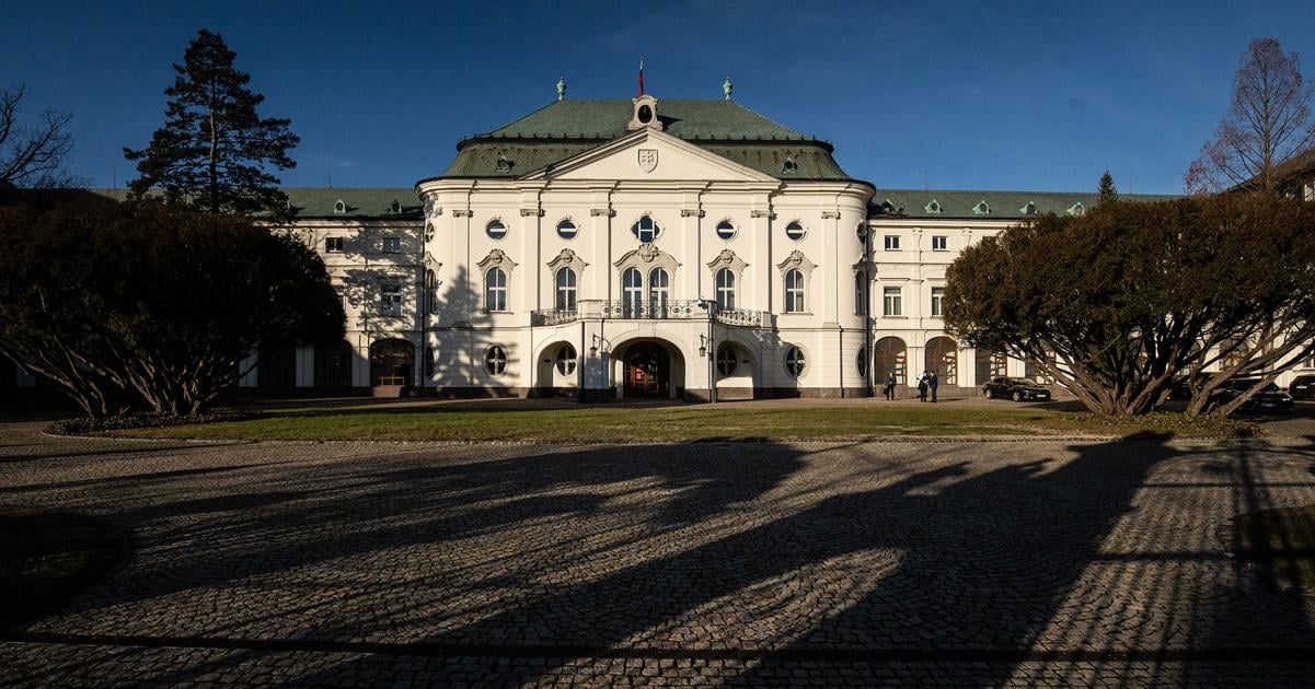 Clenky Demokratickej strany vratili kvety k Medzinarodnemu dnu zien pred urad vlady