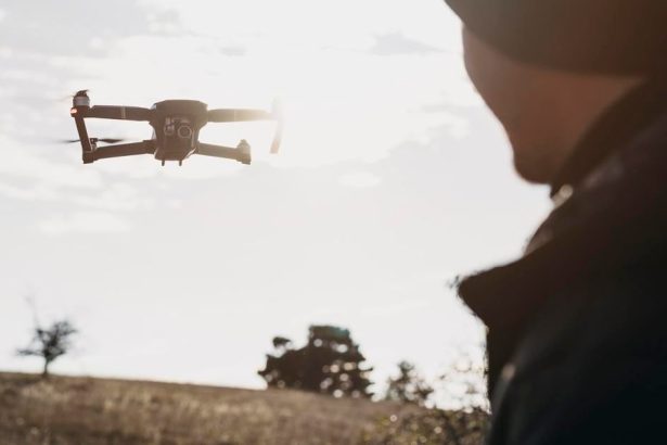 Cudzie drony sleduju ludi na zahrade a cez okna nazrievaju do obyvacky ludia sa obavaju kradezi a straty sukromia