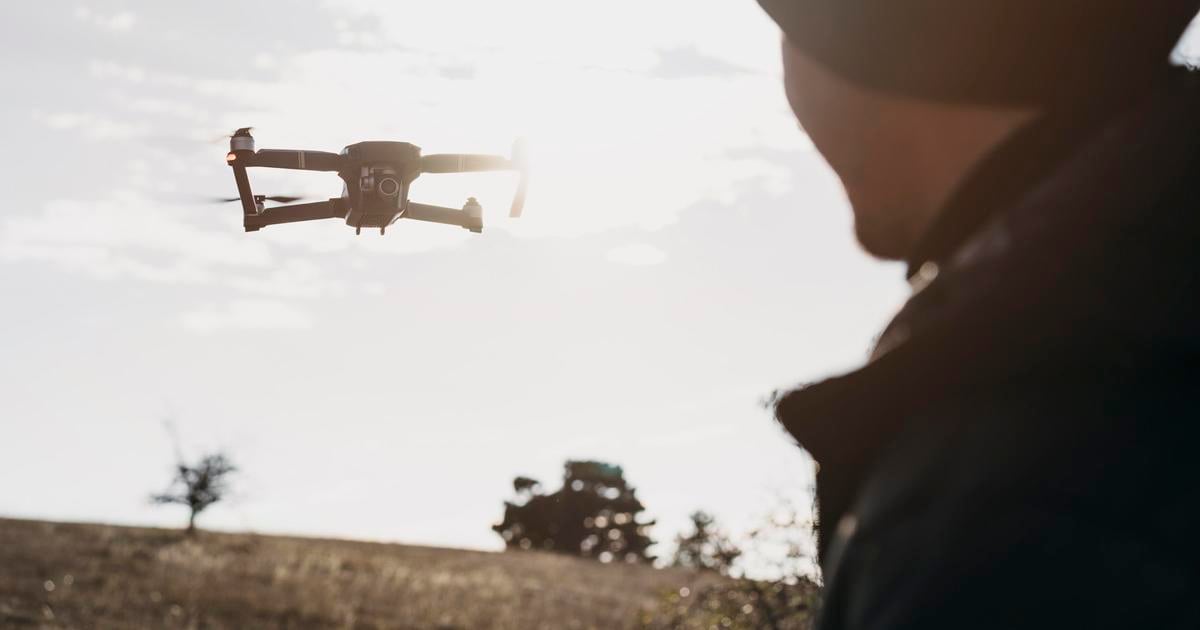 Cudzie drony sleduju ludi na zahrade a cez okna nazrievaju do obyvacky ludia sa obavaju kradezi a straty sukromia