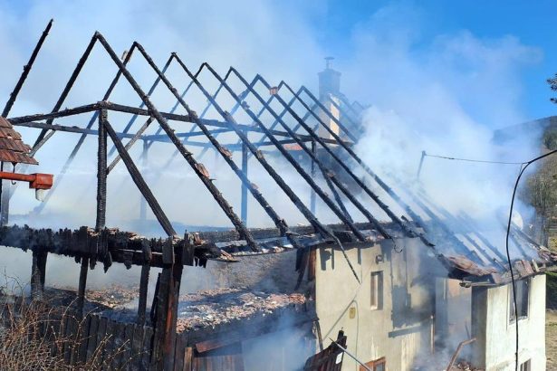 Hasici mali pracovnu sobotu v okrese horeli dva domy Dve osoby skoncili v nemocnici