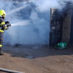 Hasici zasahuju pri poziari garaze Nasli v nej plynova flase ktorym hrozil vybuch