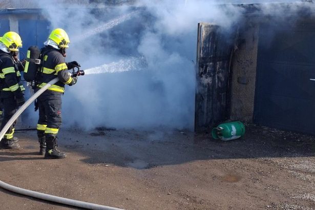 Hasici zasahuju pri poziari garaze Nasli v nej plynova flase ktorym hrozil vybuch