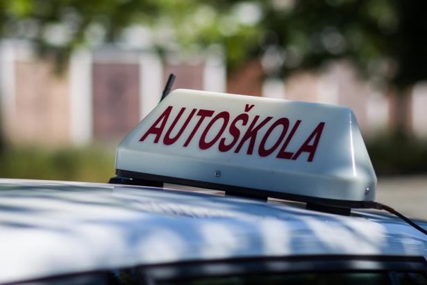 Instruktori autoskool by nemali prist o opravnenie ak po dvoch rokoch neabsolvuju doskolovaci kurz