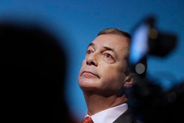 Kandidat z Reform UK sa vzdal kampane pre fotografiu s hajlovanim