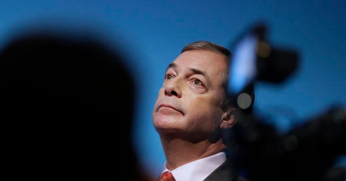 Kandidat z Reform UK sa vzdal kampane pre fotografiu s hajlovanim