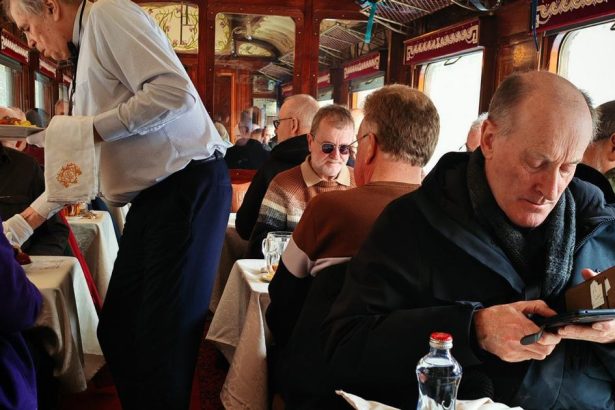 Lesk dreva dobovy porcelan noblesa Cestujte v case s Moravskym Orient Expresom