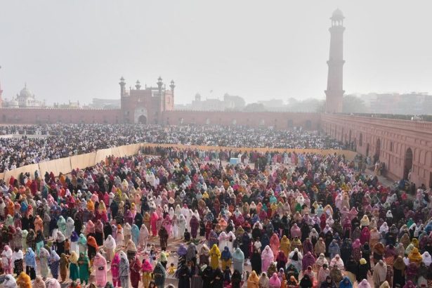 Moslimovia oslavuj sviatok Id al fitr ktorm kon ramadn
