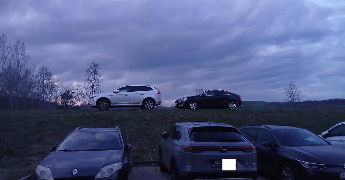 Nezastavi ich ani dopravne znacenie Vodici opakovane parkuju na hrazdi Vahu naprik zakazu