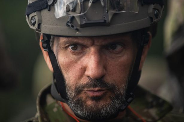 Odhalili peniazovod medzi Prahou a Bratislavou Hracmi su zbrojar Strnad a minister obrany Kalinak