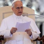 Papez Lev XIV sa presahuje do bytu v Apostolskom palaci