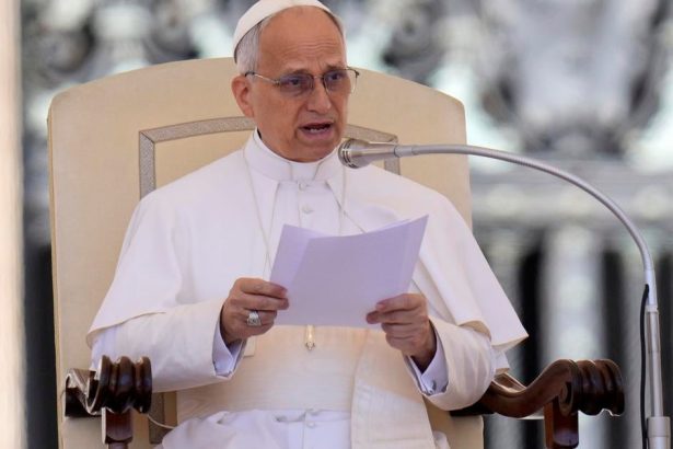 Papez Lev XIV sa presahuje do bytu v Apostolskom palaci