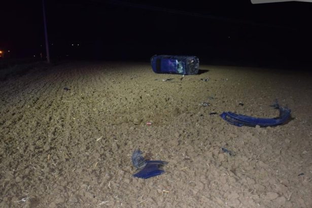 Plechy boli roztrusene po poli auto sa po naraze do znacky viackrat prevratilo