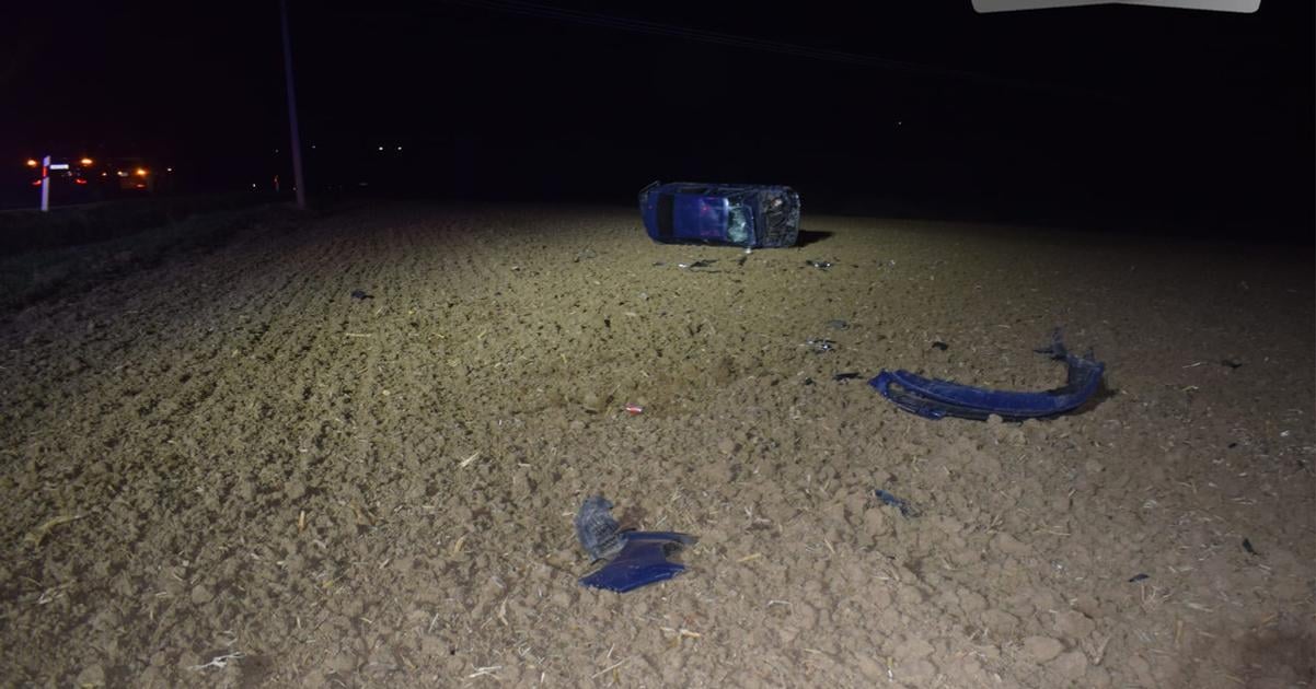 Plechy boli roztrusene po poli auto sa po naraze do znacky viackrat prevratilo