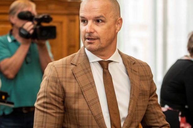 Pokrauje kauza poradcu premiera Lindtner celi obzalobe z nepriamej korupcie