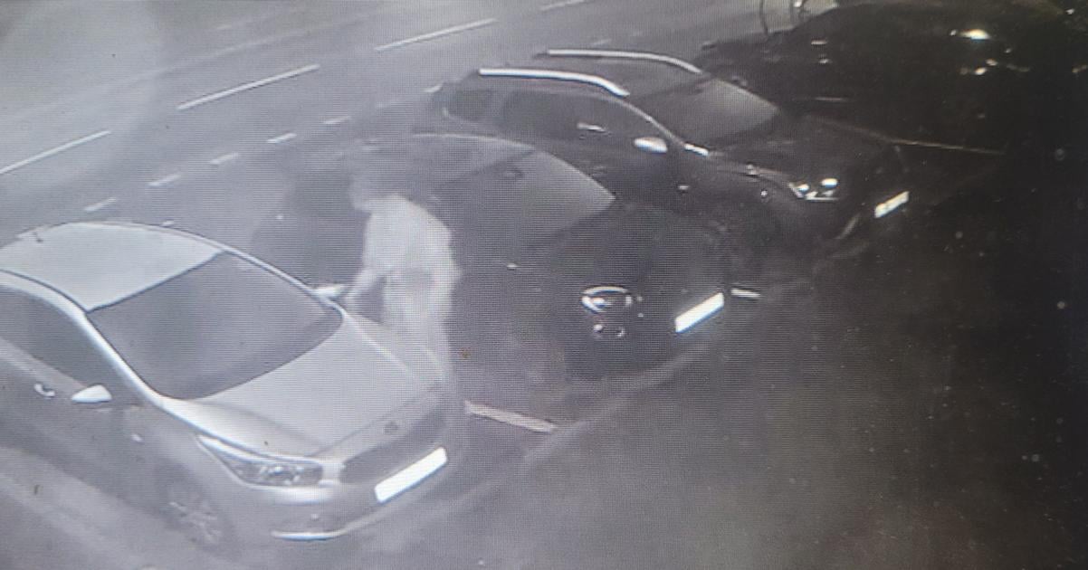 Policia uz poznala identitu muza ktory poskodil zaparkovane aut Caka na vycislenie skody